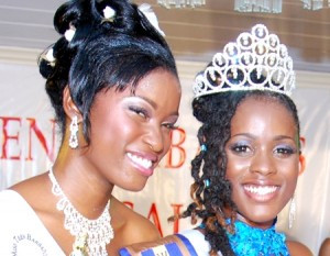 Người đẹp Kristal Eversley, Miss Teen Barbados bị tước vương miện vì lộ ảnh khỏa thân. Theo nhà sản xuất chương trình thường niên Miss Teen Barbados, ông Claimonte Grazettes cho biết BTC buộc phải tước bỏ danh hiệu hoa hậu và vương miện của quán quân 17 tuổi này sau khi cảnh sát truy tìm được những bức hình khỏa thân của người đẹp này trong chiếc điện thoại di động BlackBerry của cô. Hình ảnh Kristal Eversley (trái) trong đêm đăng quang khi nhận vương miện từ người tiền nhiệm Miss Teen Barbados 2010, cô Kimberley Griffith. Người đẹp Kristal Eversley, Miss Teen Barbados bị tước vương miện vì lộ ảnh khỏa thân. Theo nhà sản xuất chương trình thường niên Miss Teen Barbados, ông Claimonte Grazettes cho biết BTC buộc phải tước bỏ danh hiệu hoa hậu và vương miện của quán quân 17 tuổi này sau khi cảnh sát truy tìm được những bức hình khỏa thân của người đẹp này trong chiếc điện thoại di động BlackBerry của cô. Hình ảnh Kristal Eversley (trái) trong đêm đăng quang khi nhận vương miện từ người tiền nhiệm Miss Teen Barbados 2010, cô Kimberley Griffith.