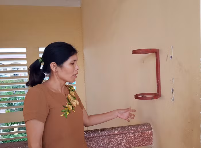 Bà Phạm Thị Huế, Phó hiệu trưởng Trường Trung học cơ sở An Hồng trần tình về việc đánh vào đầu em Đức (Ảnh: CTV)