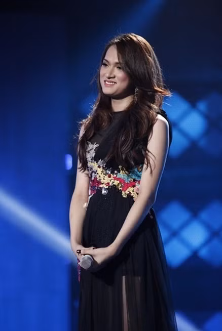 Xương cổ của Hương Giang khá to, phần yết hầu đặc trưng của phái mạnh cũng lộ rõ. Xương cổ của Hương Giang khá to, phần yết hầu đặc trưng của phái mạnh cũng lộ rõ.