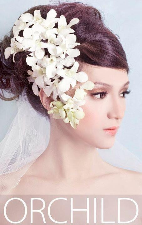 Dù đã có sự góp sức của photoshop, nhưng hình ảnh cô dâu Hương Giang này cũng kém tự nhiên và thiếu nữ tính. Dù đã có sự góp sức của photoshop, nhưng hình ảnh cô dâu Hương Giang này cũng kém tự nhiên và thiếu nữ tính.