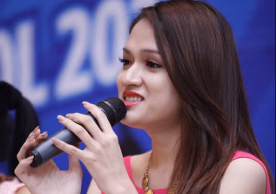 Khi "zoom sát" như thế này, phần xương mày của Hương Giang thô, phần mũi cao nhưng có vẻ như "quá khổ", và cằm thì bạnh ngang rất "nam tính". Nhưng những ngón tay muốt mềm đã gỡ lại được phần nào sự nữ tính của cô nàng. Khi "zoom sát" như thế này, phần xương mày của Hương Giang thô, phần mũi cao nhưng có vẻ như "quá khổ", và cằm thì bạnh ngang rất "nam tính". Nhưng những ngón tay muốt mềm đã gỡ lại được phần nào sự nữ tính của cô nàng.