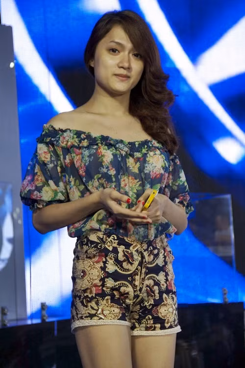 Có thể nhận thấy phần "vai u thịt bắp" của Hương Giang cộng thêm phần tay gân guốc khiến cô mất đi hình ảnh nữ tính đang muốn hướng tới của mình. Có thể nhận thấy phần "vai u thịt bắp" của Hương Giang cộng thêm phần tay gân guốc khiến cô mất đi hình ảnh nữ tính đang muốn hướng tới của mình.