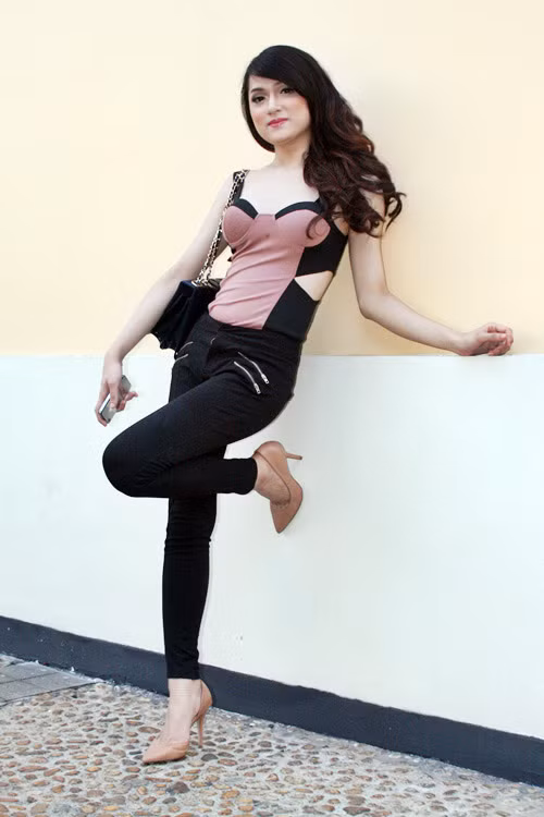 Ở góc chụp này, Hương Giang trông "mặt vuông chữ điền", và vòng 2 của cô nàng cũng kém phần eo ả. Ở góc chụp này, Hương Giang trông "mặt vuông chữ điền", và vòng 2 của cô nàng cũng kém phần eo ả.