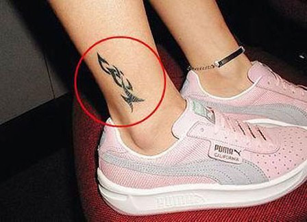 Hình xăm ở cổ chân phải. Hình xăm ở cổ chân phải.