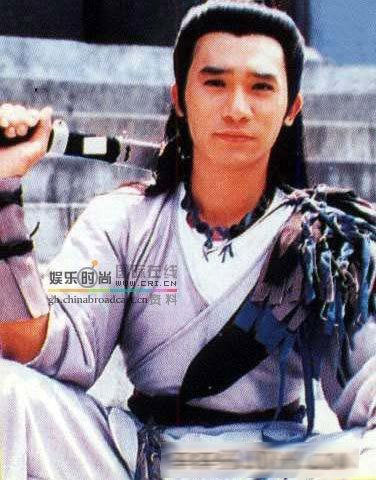 Lương Triều Vỹ với vai Tiểu Ngư Nhi trong Tuyệt đại song kiêu (1988). Lương Triều Vỹ với vai Tiểu Ngư Nhi trong Tuyệt đại song kiêu (1988).