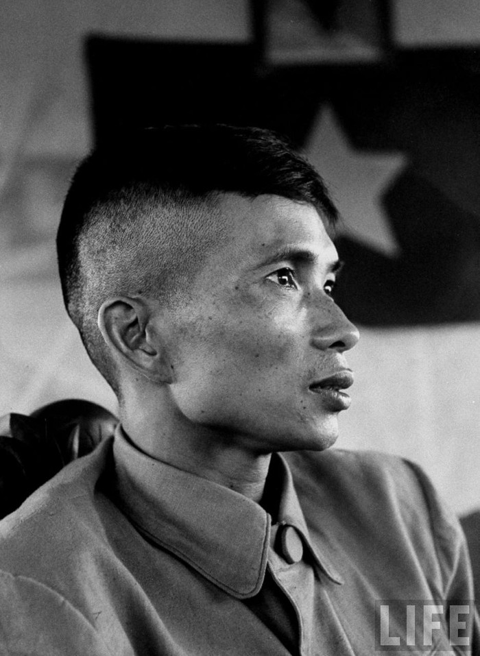 Thiếu tướng Văn Tiến Dũng tại hội nghị Trung Giã, tháng 7-1954. Trung Giã là một địa điểm cách Hà Nội 40 km về phía Bắc, trên quốc lộ 3 từ Hà Nội đi Thái Nguyên. Tại đây, vào ngày 10-7-1954 đã diễn ra hội nghị quân sự Việt-Pháp thảo luận các vấn đề trong đó có quy trình Pháp rút khỏi Hà Nội. (nguồn manhhai). Thiếu tướng Văn Tiến Dũng tại hội nghị Trung Giã, tháng 7-1954. Trung Giã là một địa điểm cách Hà Nội 40 km về phía Bắc, trên quốc lộ 3 từ Hà Nội đi Thái Nguyên. Tại đây, vào ngày 10-7-1954 đã diễn ra hội nghị quân sự Việt-Pháp thảo luận các vấn đề trong đó có quy trình Pháp rút khỏi Hà Nội. (nguồn manhhai).