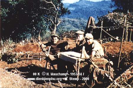 Các sĩ quan Pháp trong giờ nghỉ, Hạ sĩ Andreucci (trái) và Hạ sĩ Missy (ngoài cùng). Các sĩ quan Pháp trong giờ nghỉ, Hạ sĩ Andreucci (trái) và Hạ sĩ Missy (ngoài cùng).