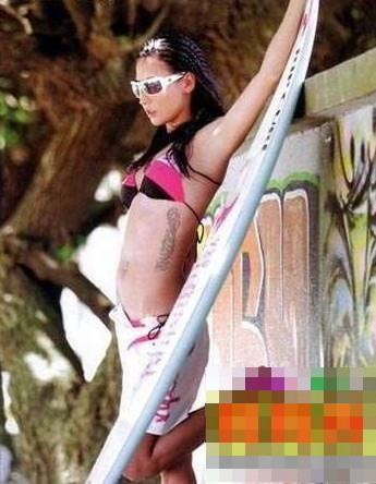 Hình xăm ở cạnh sườn. Hình xăm ở cạnh sườn.