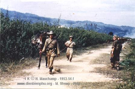 Lính lê dương tham chiến. Người đứng ngoài cùng bên phải là viên sĩ quan Sergeant Boutin.