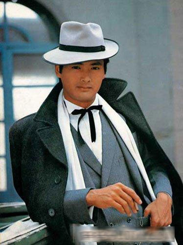 Châu Nhuận Phát vai Hứa Văn Cường trong phim Bến Thượng Hải năm 1980. Châu Nhuận Phát vai Hứa Văn Cường trong phim Bến Thượng Hải năm 1980.