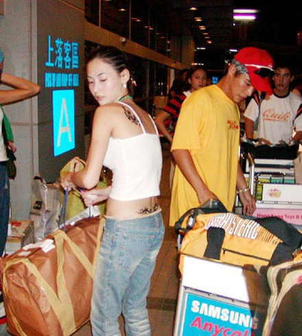 Hình xăm ở thắt lưng và bả vai. Hình xăm ở thắt lưng và bả vai.