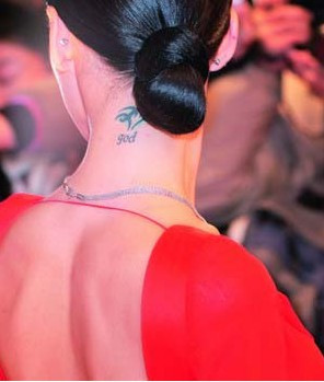 Và hình xăm ở ngay sau gáy. Và hình xăm ở ngay sau gáy.