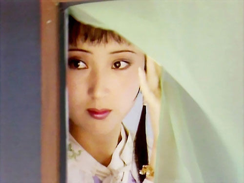 Trần Hiểu Húc với vai Lâm Đại Ngọc trong phim Hồng Lâu Mộng, sản xuất 1987. Trần Hiểu Húc có nét u sầu, liễu yếu đào tơ, mong manh tựa như cánh mai làm lu mờ tất cả các vai Lâm Đại Ngọc của các diễn viên từng thể hiện vai diễn này từ trước đến giờ. Trần Hiểu Húc với vai Lâm Đại Ngọc trong phim Hồng Lâu Mộng, sản xuất 1987. Trần Hiểu Húc có nét u sầu, liễu yếu đào tơ, mong manh tựa như cánh mai làm lu mờ tất cả các vai Lâm Đại Ngọc của các diễn viên từng thể hiện vai diễn này từ trước đến giờ.