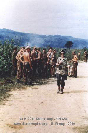 Nữ sĩ quan hiếm hoi của quân đội Pháp Brigitte Friand. Nữ sĩ quan hiếm hoi của quân đội Pháp Brigitte Friand.