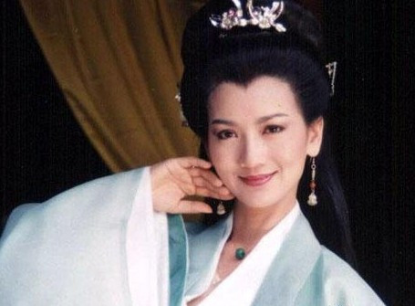 Triệu Nhã Chi vai Bạch Nương Tử trong Tân Bạch Nương Tử truyền kỳ 1992 với danh hiệu "đệ nhất mỹ nữ cổ điển". Triệu Nhã Chi vai Bạch Nương Tử trong Tân Bạch Nương Tử truyền kỳ 1992 với danh hiệu "đệ nhất mỹ nữ cổ điển".