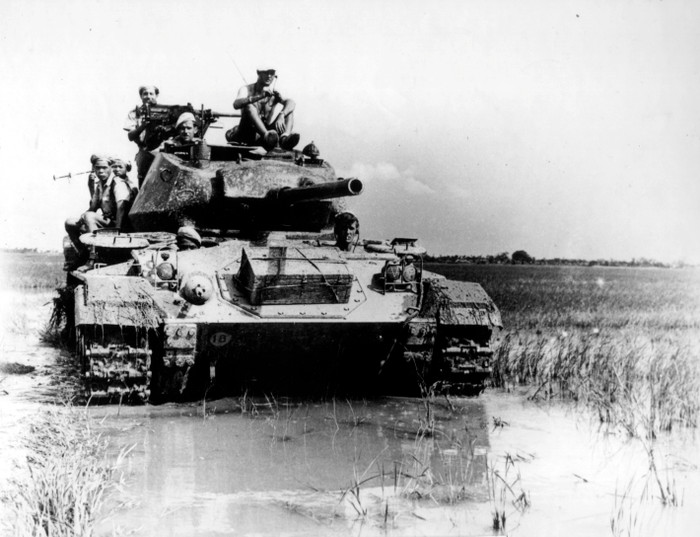 Lính Pháp sử dụng xe tăng M24 Chaffee của Mỹ trong chiến dịch Điện Biên Phủ. Lính Pháp sử dụng xe tăng M24 Chaffee của Mỹ trong chiến dịch Điện Biên Phủ.