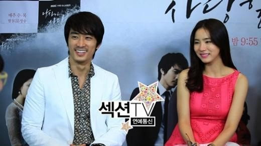 Song Seung Hun và nữ diễn viên Shin Se Kyung trong buổi phỏng vấn trên kênh MBC. Song Seung Hun và nữ diễn viên Shin Se Kyung trong buổi phỏng vấn trên kênh MBC.