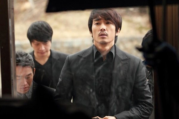 Nhân vật của Song Seung Hun trong When a Man Loves. Nhân vật của Song Seung Hun trong When a Man Loves.