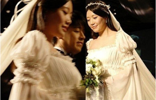 Ryu Si Won trong lễ kết hôn với vợ Jo Soo In năm 2010. Ryu Si Won trong lễ kết hôn với vợ Jo Soo In năm 2010.