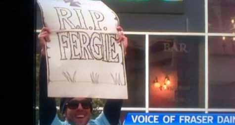 Hành động đáng bị chỉ trích của Tevez. Hành động đáng bị chỉ trích của Tevez.