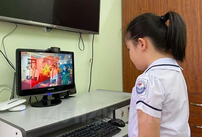 Học sinh dự lễ khai giảng bằng hình thức trực tuyến (Ảnh: Báo Hải Dương) Học sinh dự lễ khai giảng bằng hình thức trực tuyến (Ảnh: Báo Hải Dương)