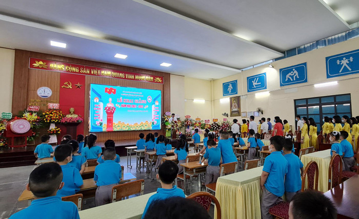 Trường Tiểu học Chu Văn An (quận Ngô Quyền, Hải Phòng) tổ chức khai giảng trong nhà đa năng với sự tham gia của các thầy cô giáo và 452 em học sinh khối 1 tham dự (Ảnh: LT) Trường Tiểu học Chu Văn An (quận Ngô Quyền, Hải Phòng) tổ chức khai giảng trong nhà đa năng với sự tham gia của các thầy cô giáo và 452 em học sinh khối 1 tham dự (Ảnh: LT)