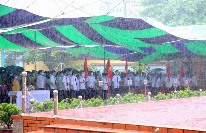 Trời mưa to tầm tã nhưng không làm giảm khí thế của thầy và trò Trường Trung học phổ thông Trần Nguyên Hãn (Ảnh: NMQ) Trời mưa to tầm tã nhưng không làm giảm khí thế của thầy và trò Trường Trung học phổ thông Trần Nguyên Hãn (Ảnh: NMQ)