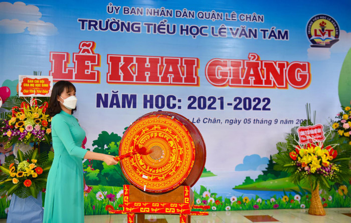 Cô giáo Nguyễn Thị Minh Khoa, Hiệu trưởng Trường Tiểu học Lê Văn Tám (quận Lê Chân) đánh trống khai trường (Ảnh: MK) Cô giáo Nguyễn Thị Minh Khoa, Hiệu trưởng Trường Tiểu học Lê Văn Tám (quận Lê Chân) đánh trống khai trường (Ảnh: MK)