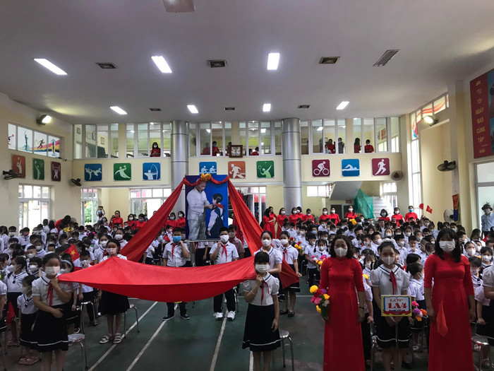 Theo cô Nguyễn Thị Hạnh – Hiệu trưởng trường Tiểu học Quán Toan (quận Hồng Bàng, Hải Phòng), để chuẩn bị cho lễ khai giảng, nhà trường đã hoàn tất việc trang trí trường lớp, sân khấu buổi lễ, phông bạt cũng như công tác phòng, chống dịch đảm bảo an toàn cho học sinh. Tuy nhiên, do điều kiện thời tiết, nhà trường chuyển phương án tổ chức Lễ khai giảng trong nhà đa năng. (Ảnh: PL) Theo cô Nguyễn Thị Hạnh – Hiệu trưởng trường Tiểu học Quán Toan (quận Hồng Bàng, Hải Phòng), để chuẩn bị cho lễ khai giảng, nhà trường đã hoàn tất việc trang trí trường lớp, sân khấu buổi lễ, phông bạt cũng như công tác phòng, chống dịch đảm bảo an toàn cho học sinh. Tuy nhiên, do điều kiện thời tiết, nhà trường chuyển phương án tổ chức Lễ khai giảng trong nhà đa năng. (Ảnh: PL)