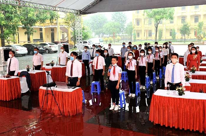 Điểm cầu chính tại trường Trung học cơ sở Phan Bội Châu (Ảnh: Báo Hải Dương) Điểm cầu chính tại trường Trung học cơ sở Phan Bội Châu (Ảnh: Báo Hải Dương)