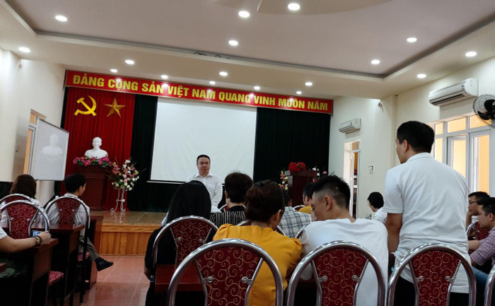 Các học viên bức xúc vì Trường Đông Đô đã nói một đằng làm một nẻo khi cử người không đúng thành phần như thông báo xuống làm việc với họ. (Ảnh: Tuấn Kiệt)