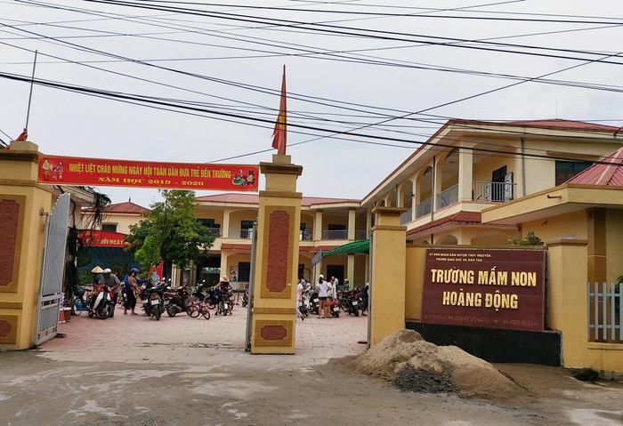 Việc lắp đặt điều hòa tại Trường mầm non Hoàng Động đang làm ngược quy định tại Thông tư 16/2018 của Bộ Giáo dục và Đào tạo (Ảnh: Lã Tiến) Việc lắp đặt điều hòa tại Trường mầm non Hoàng Động đang làm ngược quy định tại Thông tư 16/2018 của Bộ Giáo dục và Đào tạo (Ảnh: Lã Tiến)