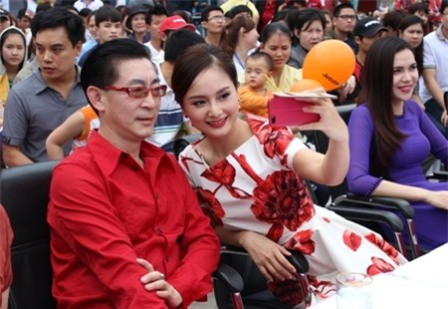 Lan Phương và diễn viên Lục Tiểu Linh Đồng tại Hội chợ du lịch Quốc tế vừa qua Lan Phương và diễn viên Lục Tiểu Linh Đồng tại Hội chợ du lịch Quốc tế vừa qua