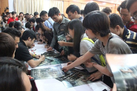 Nhiều fan hâm mộ đến tham dự buổi họp báo