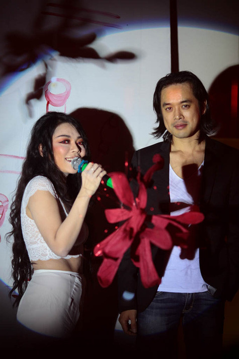 Nhạc sĩ Dương Khắc Linh cũng đến cổ vũ cho Hà Linh Nhạc sĩ Dương Khắc Linh cũng đến cổ vũ cho Hà Linh