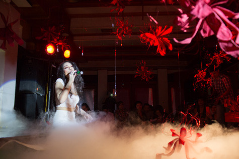 Cô thể hiện nhiều ca khúc quen thuộc như: Người ở đừng về, Đêm nằm mơ phố... Cô thể hiện nhiều ca khúc quen thuộc như: Người ở đừng về, Đêm nằm mơ phố...