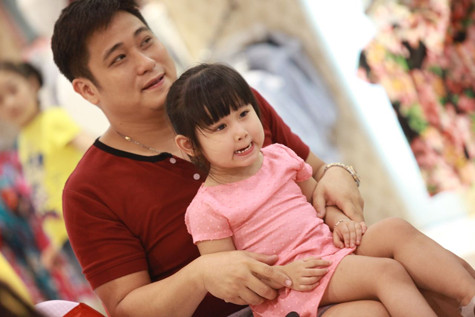 Cô bé ngồi ngoan ngoãn trên lòng bố Cô bé ngồi ngoan ngoãn trên lòng bố