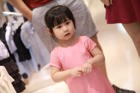 Nhiều người nhận xét, con gái 'rượu' của Minh Tiệp thừa hưởng các nét đẹp từ bố và mẹ nên rất có thể sau này bé sẽ sở hữu nhan sắc vượt trội. Nhiều người nhận xét, con gái 'rượu' của Minh Tiệp thừa hưởng các nét đẹp từ bố và mẹ nên rất có thể sau này bé sẽ sở hữu nhan sắc vượt trội.
