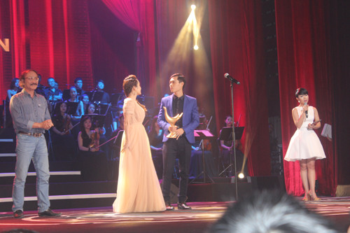 Vợ chồng ca sĩ Đoàn Thúy Trang - Phạm Thanh Hà nhận giải ở hạng mục Ca khúc của năm