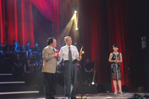 Nhạc sĩ Doãn Nho lên nhận giải thưởng thay Tùng Dương