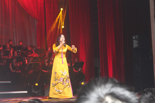 Tân Nhàn thể hiện một ca khúc trong album &apos; Yếm đào xuống phố&apos; với thể loại Chèo - Jazzz