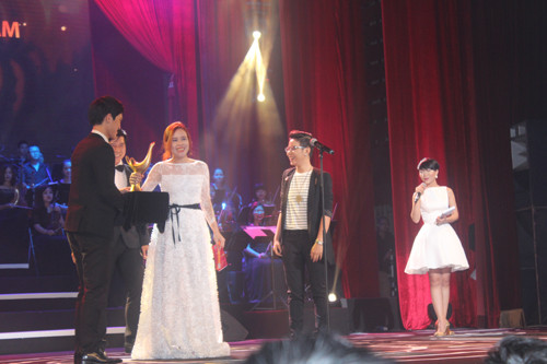 Vợ chồng Lưu Hương Giang - Hồ Hoài Anh trao giải thưởng hạng mục Nghệ sĩ mới cho Vũ Cát Tường