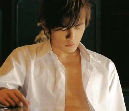 Châu Kiệt Luân với thói quen không mặc quần lót khi đi ra ngoài, thậm chí kể cả khi đi ngủ. Mẹ anh từng tâm sự, ngày bé Châu Kiệt Luân vẫn mặc quần lót bình thường, nhưng kể từ khi gia nhập làng giải trí không hiểu lý do vì sao lại có sở thích như vậy.