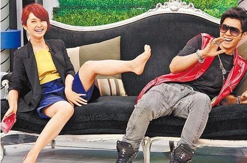 Nam ca sĩ, diễn viên Đài Loan La Chí Tường có sở thích ngắm nhìn ngón chân của người khác một cách thích thú, nhưng tất nhiên là nhìn lén không để người khác nhìn thấy hành động của anh chàng. Thông tin này được chính cô bạn thân Dương Thừa Lâm của anh tiết lộ khi hai người tham gia chương trình “Khang Hy đến rồi”. Khi đó Dương Thừa Lâm đã không ngần ngại tháo giày và giơ cả bàn chân lên trước mặt La Chí Tường khiến anh chàng suýt ói ra sân khấu. Ngoài ra, La Chí Tường có lần còn tiết lộ ở nhà anh thích mặc đồ của phụ nữ, nhất là mặc váy ngủ, đi tất da phụ nữ. Trong tủ của anh có khoảng 8 bộ váy ngủ và anh thường xuyên mặc để thỏa sở thích khá nữ tính này của mình. Nam ca sĩ, diễn viên Đài Loan La Chí Tường có sở thích ngắm nhìn ngón chân của người khác một cách thích thú, nhưng tất nhiên là nhìn lén không để người khác nhìn thấy hành động của anh chàng. Thông tin này được chính cô bạn thân Dương Thừa Lâm của anh tiết lộ khi hai người tham gia chương trình “Khang Hy đến rồi”. Khi đó Dương Thừa Lâm đã không ngần ngại tháo giày và giơ cả bàn chân lên trước mặt La Chí Tường khiến anh chàng suýt ói ra sân khấu. Ngoài ra, La Chí Tường có lần còn tiết lộ ở nhà anh thích mặc đồ của phụ nữ, nhất là mặc váy ngủ, đi tất da phụ nữ. Trong tủ của anh có khoảng 8 bộ váy ngủ và anh thường xuyên mặc để thỏa sở thích khá nữ tính này của mình.