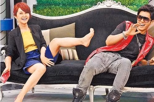 Nam ca sĩ, diễn viên Đài Loan La Chí Tường có sở thích ngắm nhìn ngón chân của người khác một cách thích thú, nhưng tất nhiên là nhìn lén không để người khác nhìn thấy hành động của anh chàng. Thông tin này được chính cô bạn thân Dương Thừa Lâm của anh tiết lộ khi hai người tham gia chương trình “Khang Hy đến rồi”. Khi đó Dương Thừa Lâm đã không ngần ngại tháo giày và giơ cả bàn chân lên trước mặt La Chí Tường khiến anh chàng suýt ói ra sân khấu. Ngoài ra, La Chí Tường có lần còn tiết lộ ở nhà anh thích mặc đồ của phụ nữ, nhất là mặc váy ngủ, đi tất da phụ nữ. Trong tủ của anh có khoảng 8 bộ váy ngủ và anh thường xuyên mặc để thỏa sở thích khá nữ tính này của mình.