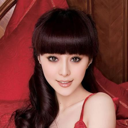Phạm Băng Băng và sở thích dùng tóc giả. Người đẹp lắm chiêu Phạm Băng Băng vốn sở hữu mái tóc đen dày và suôn mượt, càng làm tăng vẻ đẹp của một đại mỹ nhân, thế nhưng cô nàng lại có sở thích sưu tầm những mẫu tóc giả để tự làm đẹp cho mình mỗi khi có nhu cầu thay đổi kiểu tóc. Trong nhà của Phạm tỉ có hai tủ đồ khá đồ sộ, bên trong có rất nhiều đầu ma nơ canh (maniquin) với các kiểu tóc vô cùng phong phú khiến người nào nhìn thấy bộ sưu tập của Phạm Băng Băng cũng phải thốt lên thán phục. Phạm Băng Băng và sở thích dùng tóc giả. Người đẹp lắm chiêu Phạm Băng Băng vốn sở hữu mái tóc đen dày và suôn mượt, càng làm tăng vẻ đẹp của một đại mỹ nhân, thế nhưng cô nàng lại có sở thích sưu tầm những mẫu tóc giả để tự làm đẹp cho mình mỗi khi có nhu cầu thay đổi kiểu tóc. Trong nhà của Phạm tỉ có hai tủ đồ khá đồ sộ, bên trong có rất nhiều đầu ma nơ canh (maniquin) với các kiểu tóc vô cùng phong phú khiến người nào nhìn thấy bộ sưu tập của Phạm Băng Băng cũng phải thốt lên thán phục.