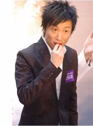 Trịnh Trung Cơ và bộ sưu tập bikini nữ. Nam tài tử Hồng Kông vốn rất thích chụp ảnh, đặc biệt là chụp ảnh những nữ người mẫu chân dài và nóng bỏng. Ngoài sở thích đó ra, Trịnh Trung Cơ còn thích sưu tầm áo tắm nữ, những bộ bikini hai mảnh, ba mảnh đến một mảnh. Vì lý do này mà cô nàng A Sa đã nhiều lần to tiếng với anh, nhiều lúc phát khùng với sở thích này của chồng, nhưng Trung Cơ đều để ngoài tai, kết cục là hai người đã ly hôn vì A Sa không thể chịu được sở thích đặc biệt này của Trịnh Trung Cơ.