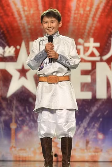 Cậu bé 12 tuổi người Mông Cổ Uudam với phần thi bị cắt ghép khiến hàng triệu khán giả phải rơi lệ.