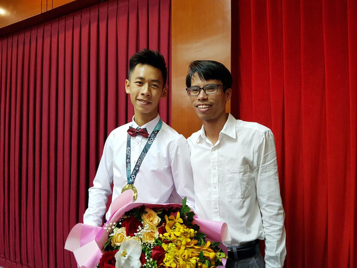 em Nguyễn Thuận Hưng cùng thầy giáo Lê Đức Thịnh (Ảnh: Lã Tiến)