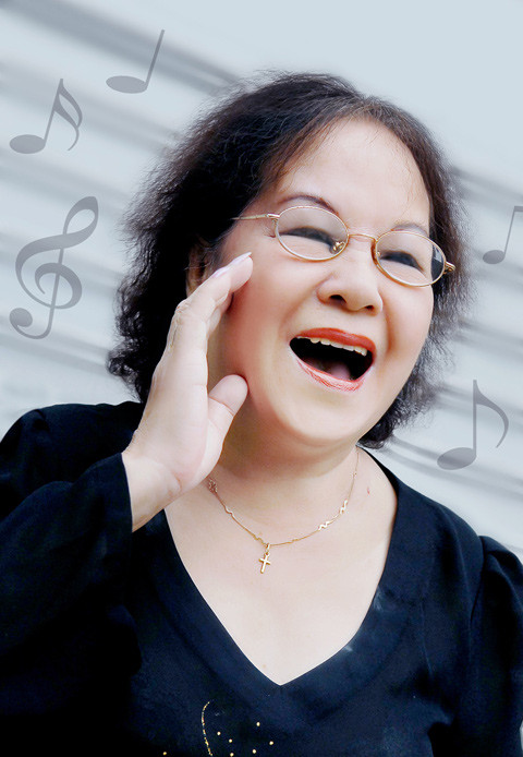 NSND Tường Vy mở đầu với lối biểu diễn tiếng chim hót qua ca khúc Cô gái vót chông. NSND Tường Vy mở đầu với lối biểu diễn tiếng chim hót qua ca khúc Cô gái vót chông.